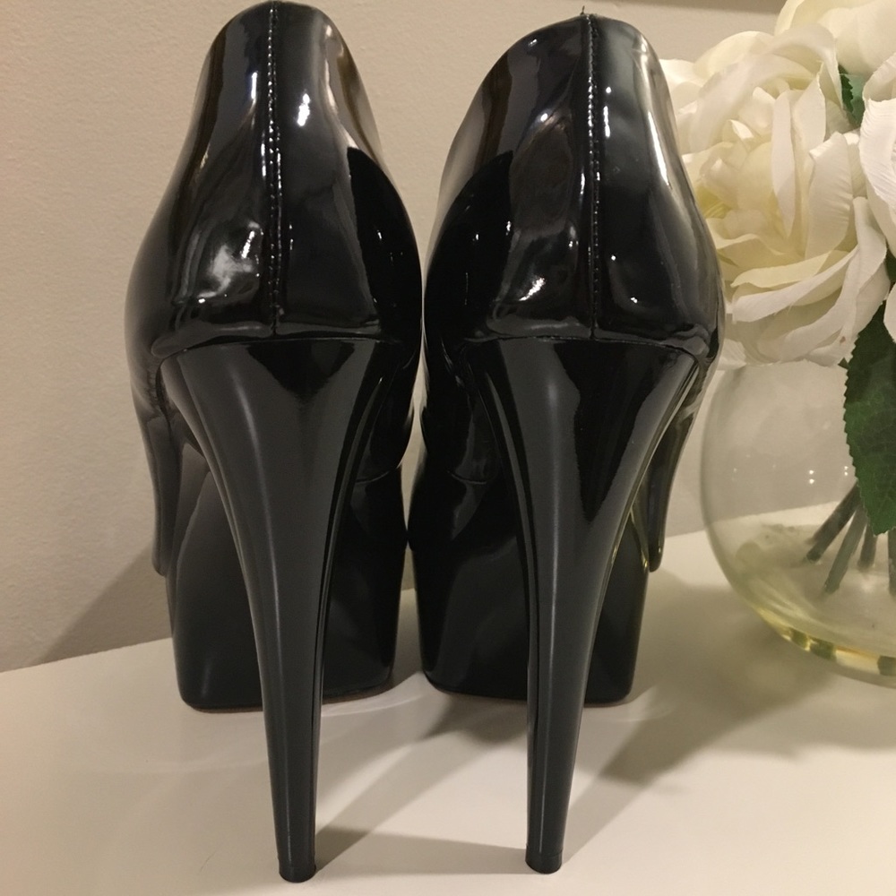 Black pumps